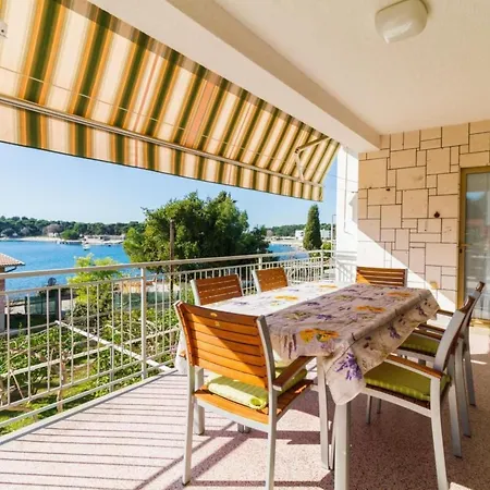Geraeumige Lory Mit Meerblick By Interhome *