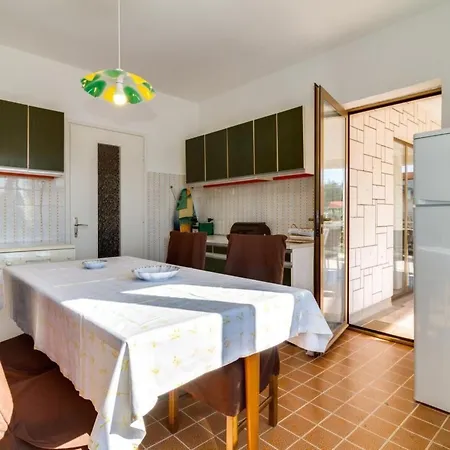 Apartment Geraeumige Lory Mit Meerblick By Interhome
