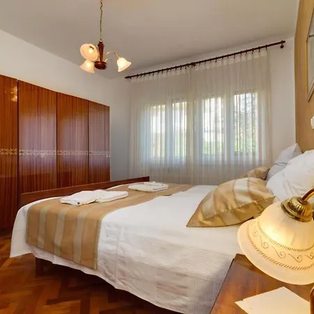 Apartment Geraeumige Lory Mit Meerblick By Interhome Pula