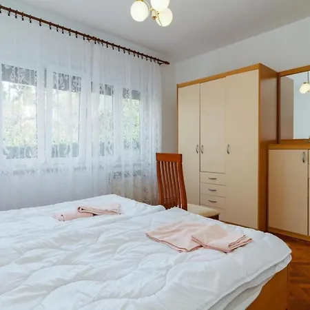 Geraeumige Lory Mit Meerblick By Interhome