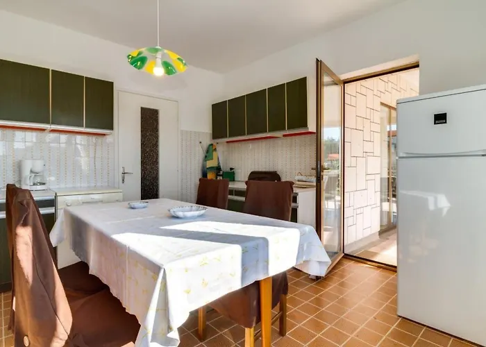 Appartement Geraeumige Lory Mit Meerblick By Interhome