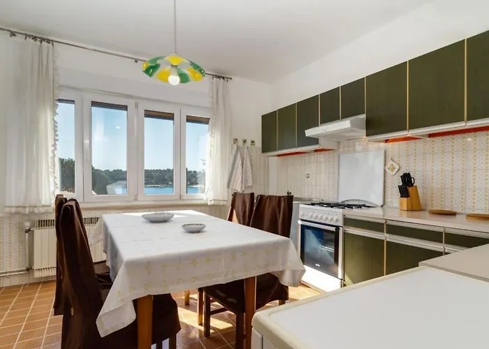 Appartement Geraeumige Lory Mit Meerblick By Interhome