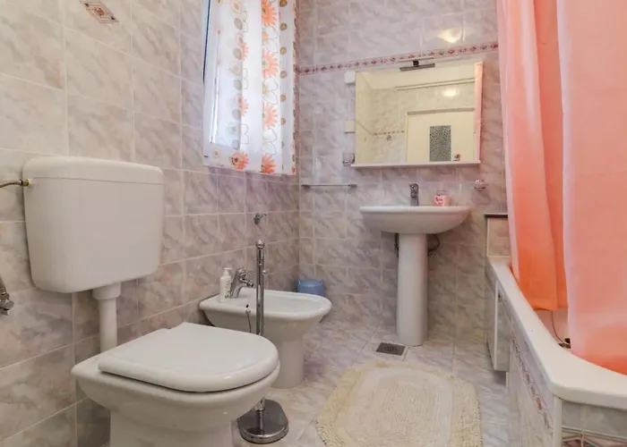 Geraeumige Lory Mit Meerblick By Interhome Appartement *
