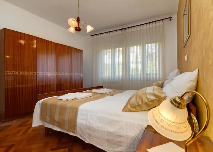 Appartement Geraeumige Lory Mit Meerblick By Interhome Pula