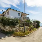Geraeumige Lory Mit Meerblick By Interhome *