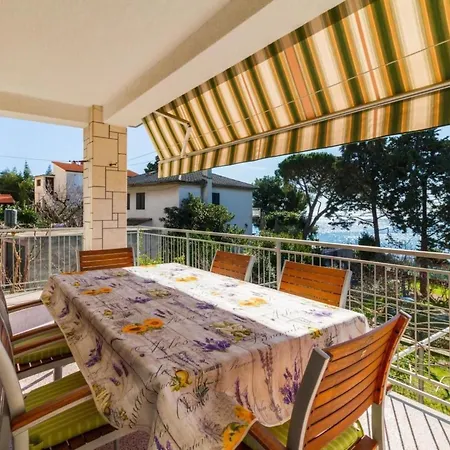 Geraeumige Lory Mit Meerblick By Interhome Pula