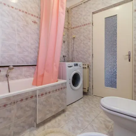 Geraeumige Lory Mit Meerblick By Interhome Apartament