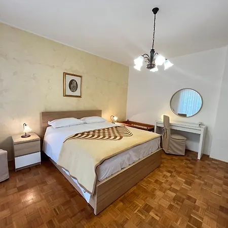 Geraeumige Lory Mit Meerblick By Interhome Lejlighed Pula