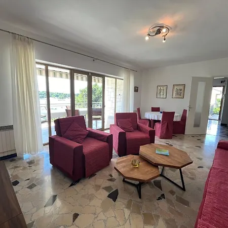 Geraeumige Lory Mit Meerblick By Interhome Appartement *