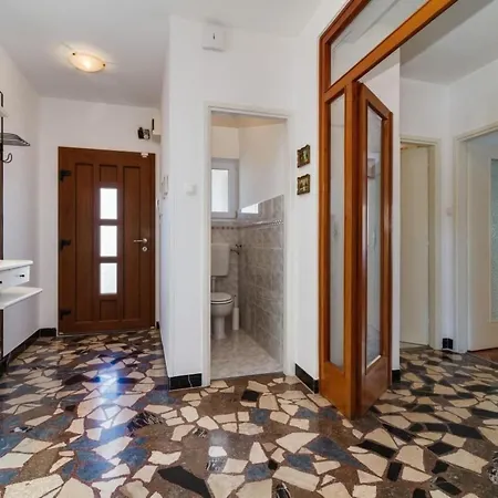 Geraeumige Lory Mit Meerblick By Interhome Appartement *