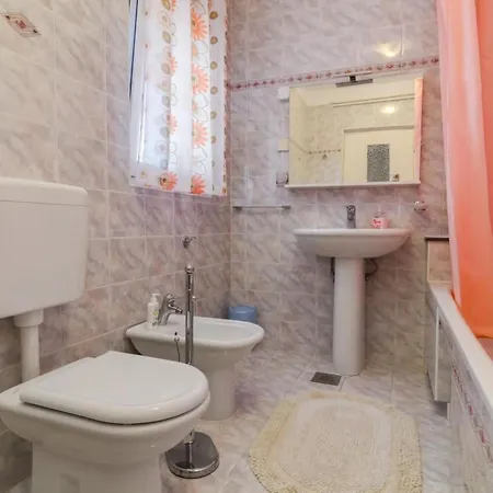 Geraeumige Lory Mit Meerblick By Interhome Appartement *