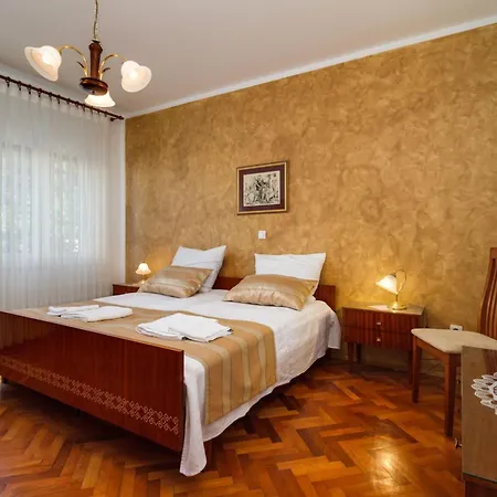 Geraeumige Lory Mit Meerblick By Interhome Pula